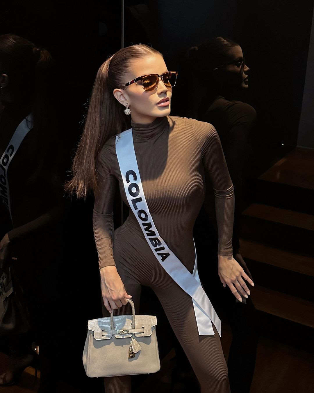 Trong quá trình tham gia cuộc thi, người đẹp Colombia xuất hiện với hình ảnh một fashionista sang chảnh cùng nhiều phụ kiện hàng hiệu.