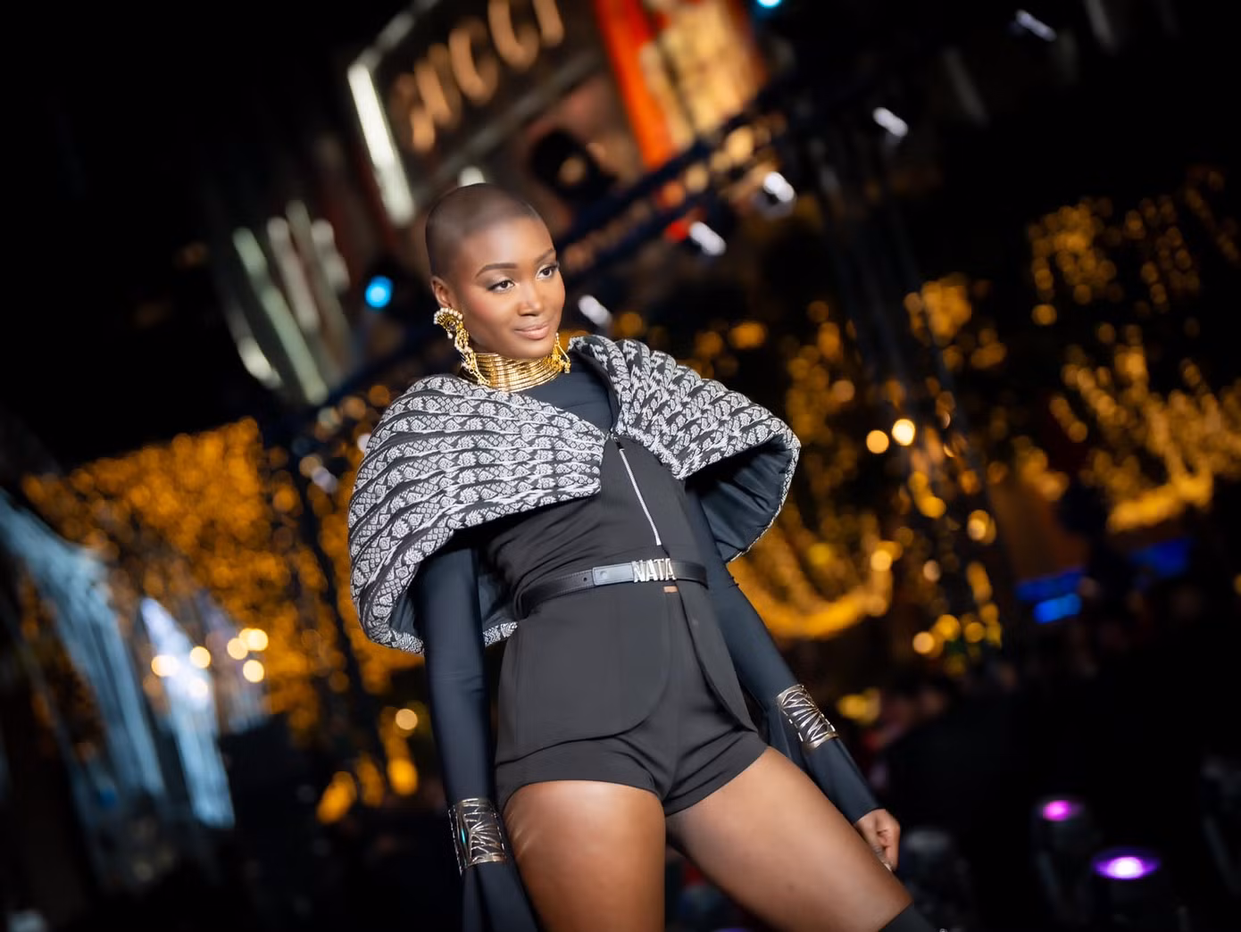 Á hậu 3 người Pháp là huấn luyện viên catwalk nên luôn biết cách thu hút khán giả khi trình diễn.