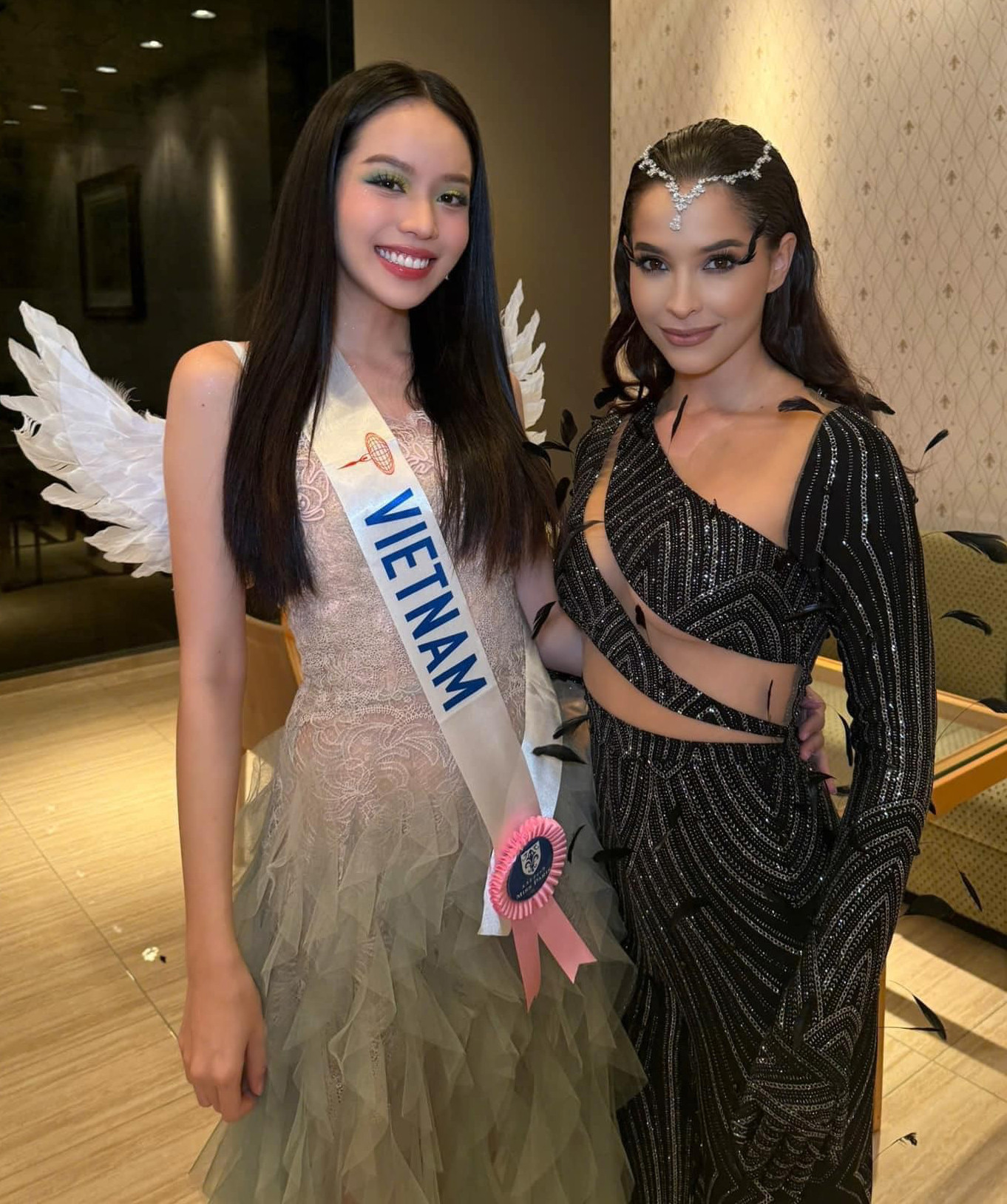Hoa hậu Thanh Thủy khoe sắc bên đại diện Indonesia và đương kim Hoa hậu Quốc tế 2023 Andrea Rubio. Đại diện Việt Nam tích cực tương tác với các bạn cùng thi. Cô thoải mái nói tiếng Anh khi giao lưu.