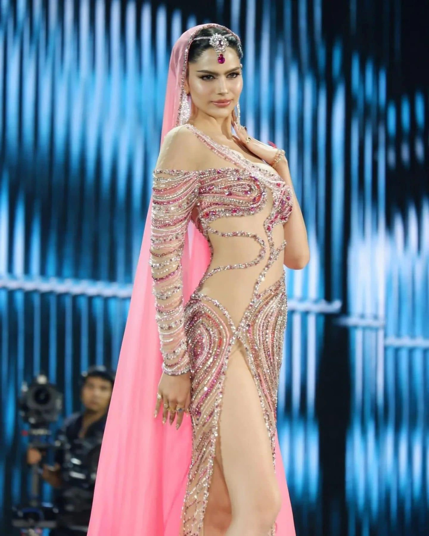 Nhà thiết kế Thượng Gia Kỳ thiết kế váy dạ hội bán kết và chung kết cho Hoa hậu Hòa bình Quốc tế 2024 Rachel Gupta. Nhà thiết kế Thượng Gia Kỳ thiết kế váy dạ hội bán kết và chung kết cho Hoa hậu Hòa bình Quốc tế 2024 Rachel Gupta.