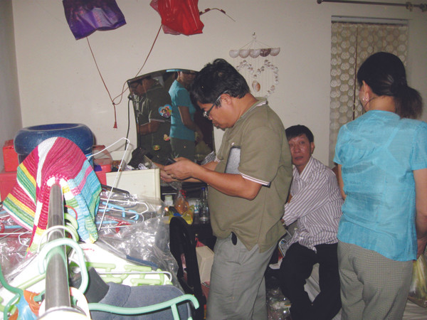 Khám xét nhà chủ nợ Phạm Thị Chinh ở quận Cầu Giấy, Hà Nội. Ảnh: Lê Dương. Khám xét nhà chủ nợ Phạm Thị Chinh ở quận Cầu Giấy, Hà Nội. Ảnh: Lê Dương