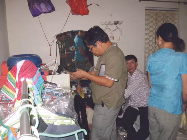 Khám xét nhà chủ nợ Phạm Thị Chinh ở quận Cầu Giấy, Hà Nội. Ảnh: Lê Dương