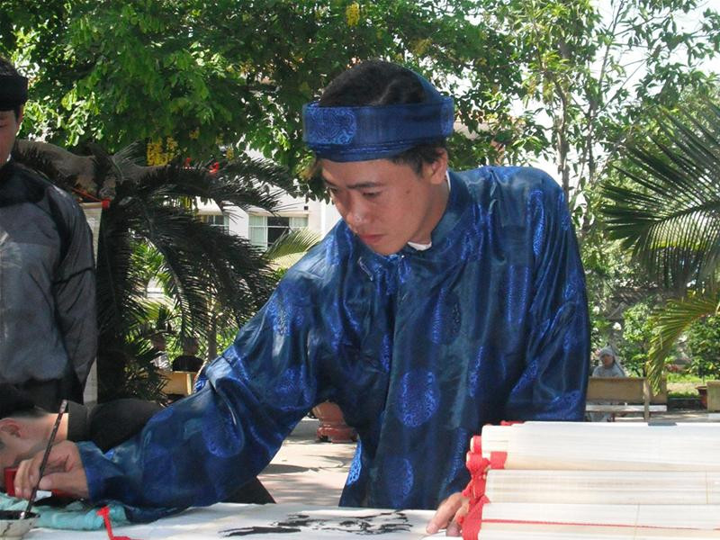 Một ông đồ đang biểu diễn thư pháp