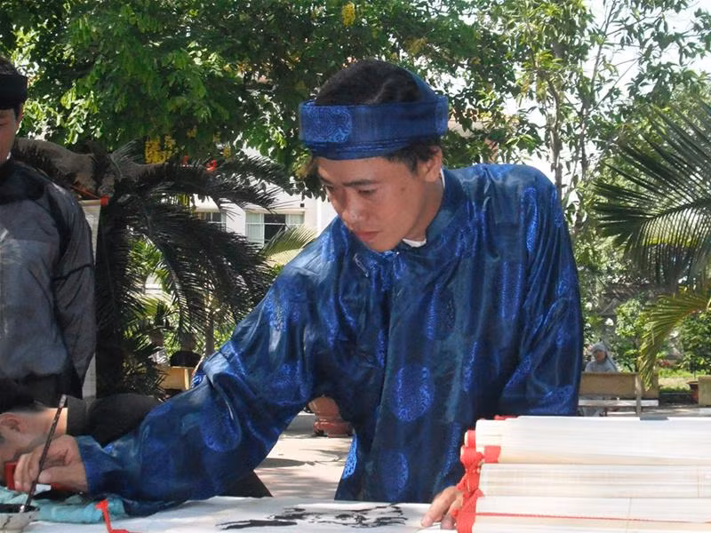 Một ông đồ đang biểu diễn thư pháp