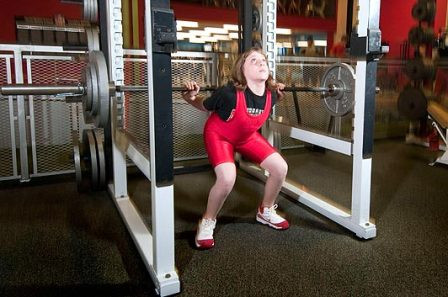 Cô bé Naomi Kutin với quả tạ nặng gần 100 kg