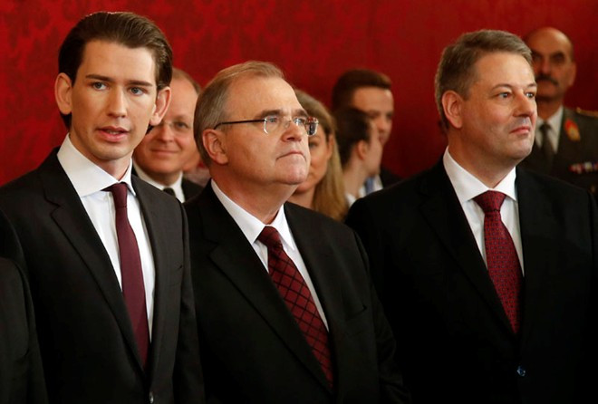 Tân ngoại trưởng Áo Sebastian Kurz trong lễ nhậm chức tại cung điện Hofburg ở Vienna ngày 16/12. Kurz sinh ra và lớn lên ở thành phố Vienna, hoàn thành nghĩa vụ quân sự hồi năm 2004. Ảnh: Agencies Bài viết: http://news.zing.vn/Chan-dung-ngoai-truong-27-tuoi-dep-trai-nhu-tai-tu-post378197.html Nguồn Zing News 