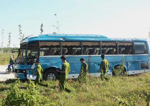 Đầu xe khách móp méo, kính vỡ vụn, tài xế bị hất văng ra ngoài. Ảnh: Nguyệt Triều (VnExpress). Đầu xe khách móp méo, kính vỡ vụn, tài xế bị hất văng ra ngoài. Ảnh: Nguyệt Triều