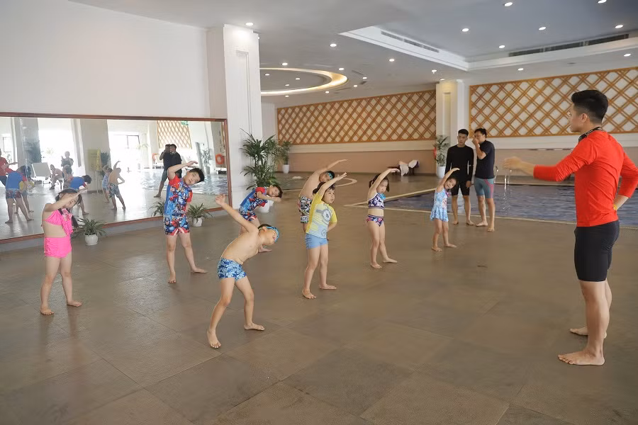 Cư dân nhí trải nghiệm mùa hè cực đã tại bể bơi Vinhomes ảnh 1