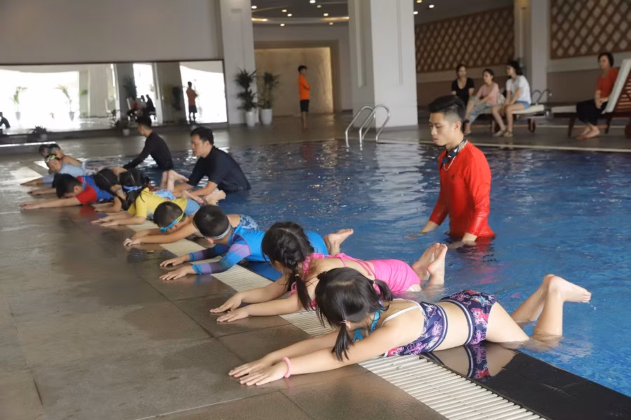 Cư dân nhí trải nghiệm mùa hè cực đã tại bể bơi Vinhomes ảnh 2