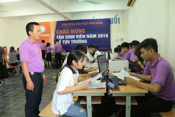 Hàng ngàn tân SV làm thủ tục nhập học đợt 1 tại Trường ĐH Đại Nam ảnh 3