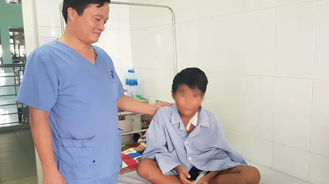 Rơi từ cây cao khi chơi trốn tìm, bé trai bị hàng rào sắt đâm xuyên ngực ảnh 1