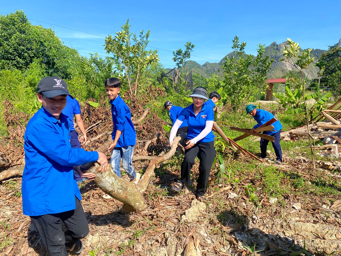 Đội thanh niên tình nguyện Huyện Đoàn Triệu Sơn đã hoàn thành việc hỗ trợ các phần việc của Đoàn đối với công trình đường dây 500kV mạch 3 qua địa bàn huyện Triệu Sơn.