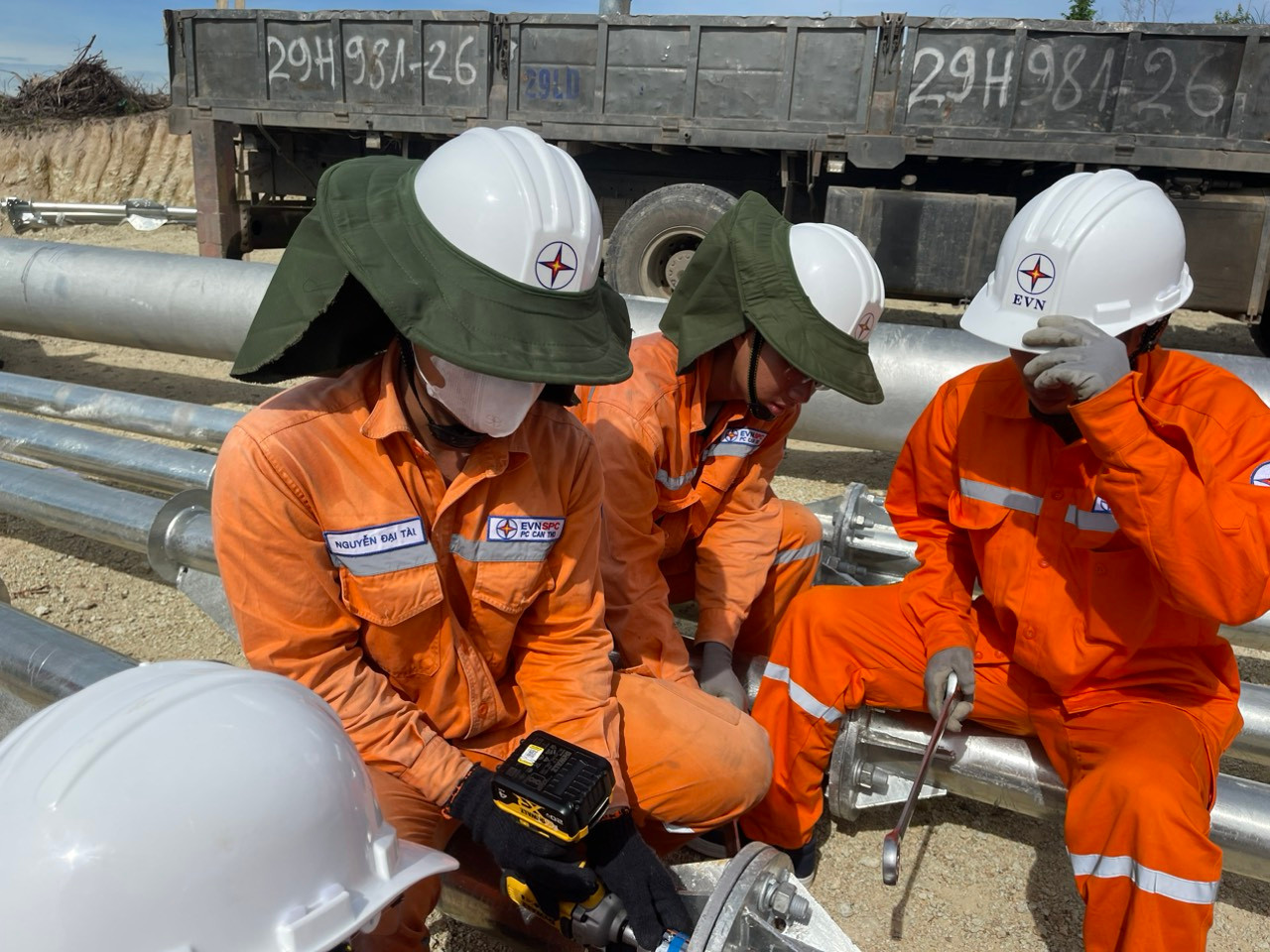 Công nhân thi công ở vị trí 34 đường dây 500kV Quỳnh Lưu - Thanh Hóa. Đơn vị thi công Công ty điện lực Cần Thơ. Ảnh chụp ngày 4/6/2024.