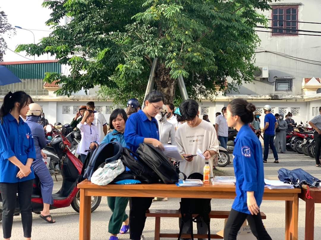 Thanh niên tình nguyện trông coi đồ cho các thí sinh Thanh niên tình nguyện trông coi đồ cho các thí sinh