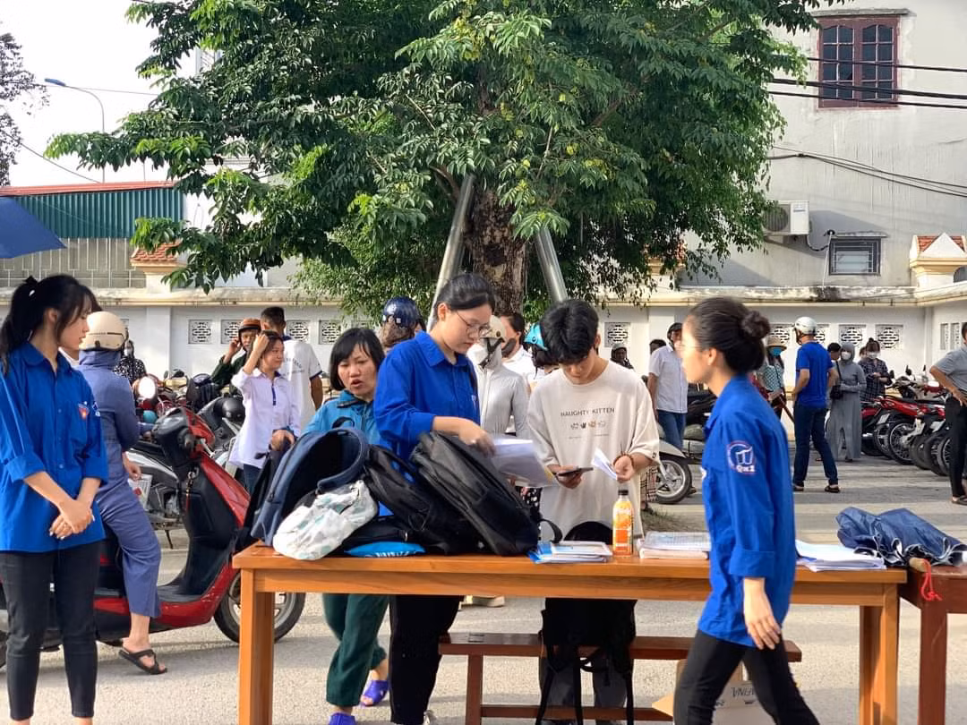 Thanh niên tình nguyện trông coi đồ cho các thí sinh Thanh niên tình nguyện trông coi đồ cho các thí sinh