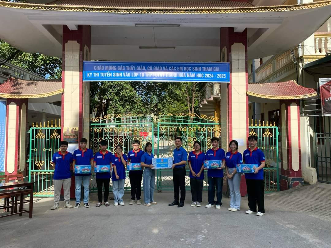 Đại diện lãnh đạo Tỉnh Đoàn Thanh Hóa thăm, động viên đội tình nguyện tiếp sức mùa thi Đại diện lãnh đạo Tỉnh Đoàn Thanh Hóa thăm, động viên đội tình nguyện tiếp sức mùa thi