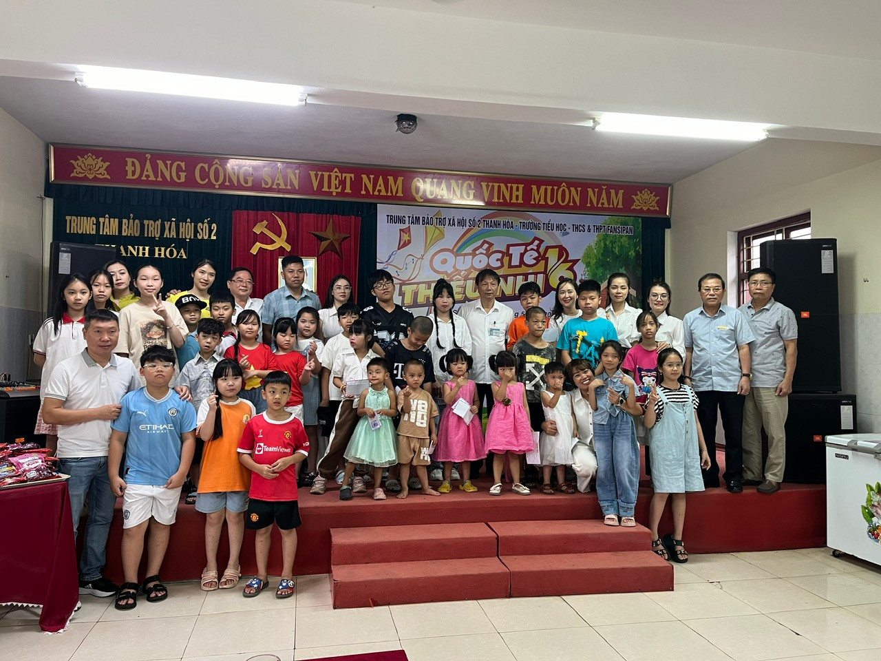 Lãnh đạo nhà trường, phụ huynh, học sinh chụp ảnh lưu niệm với trẻ em tại trung tâm