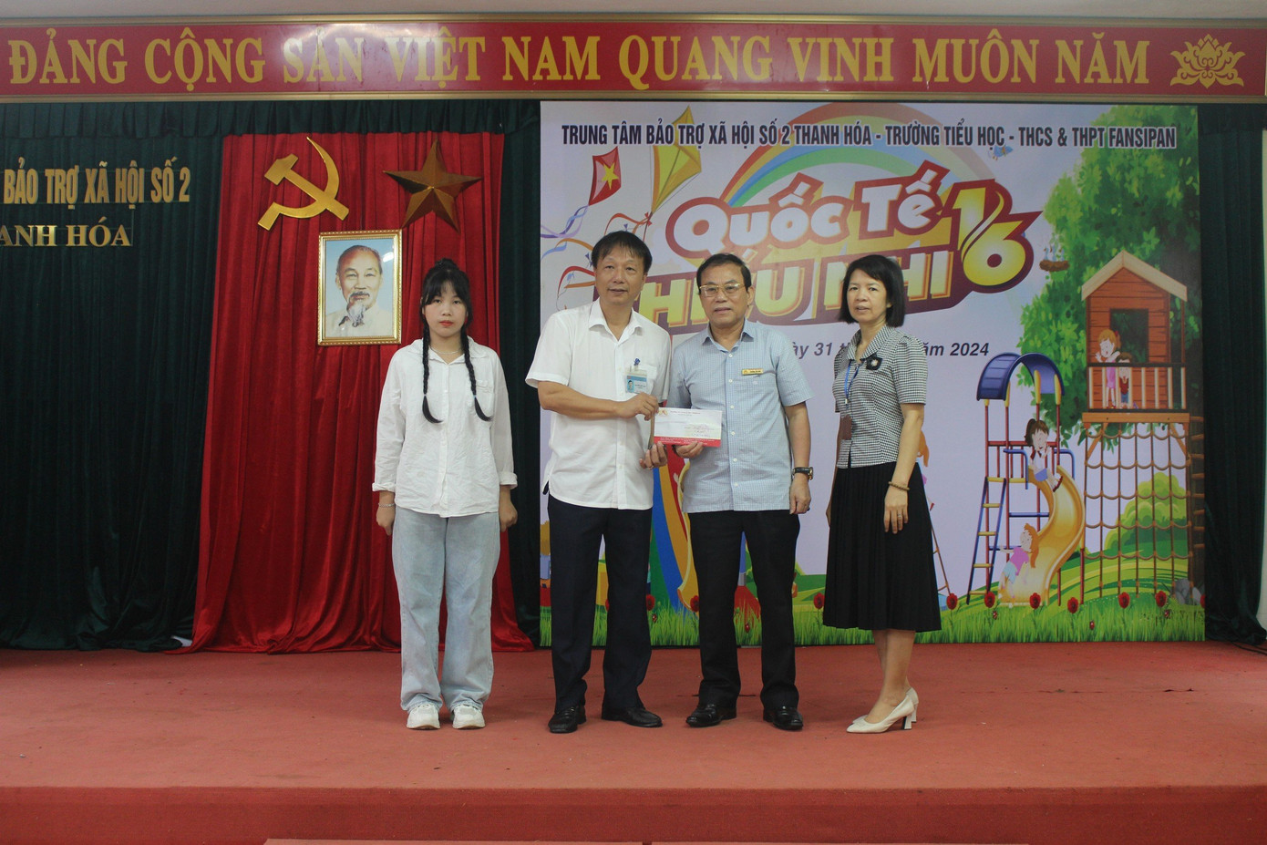 Đại diện lãnh đạo nhà trường trao quà cho trung tâm