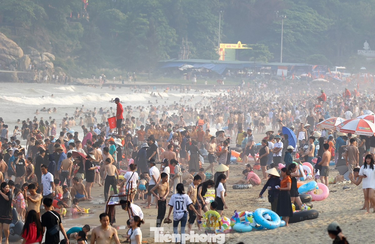 Du khách tại biển Sầm Sơn.