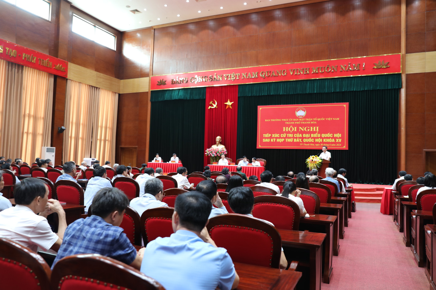 Toàn cảnh hội nghị tiếp xúc cử tri Toàn cảnh hội nghị tiếp xúc cử tri