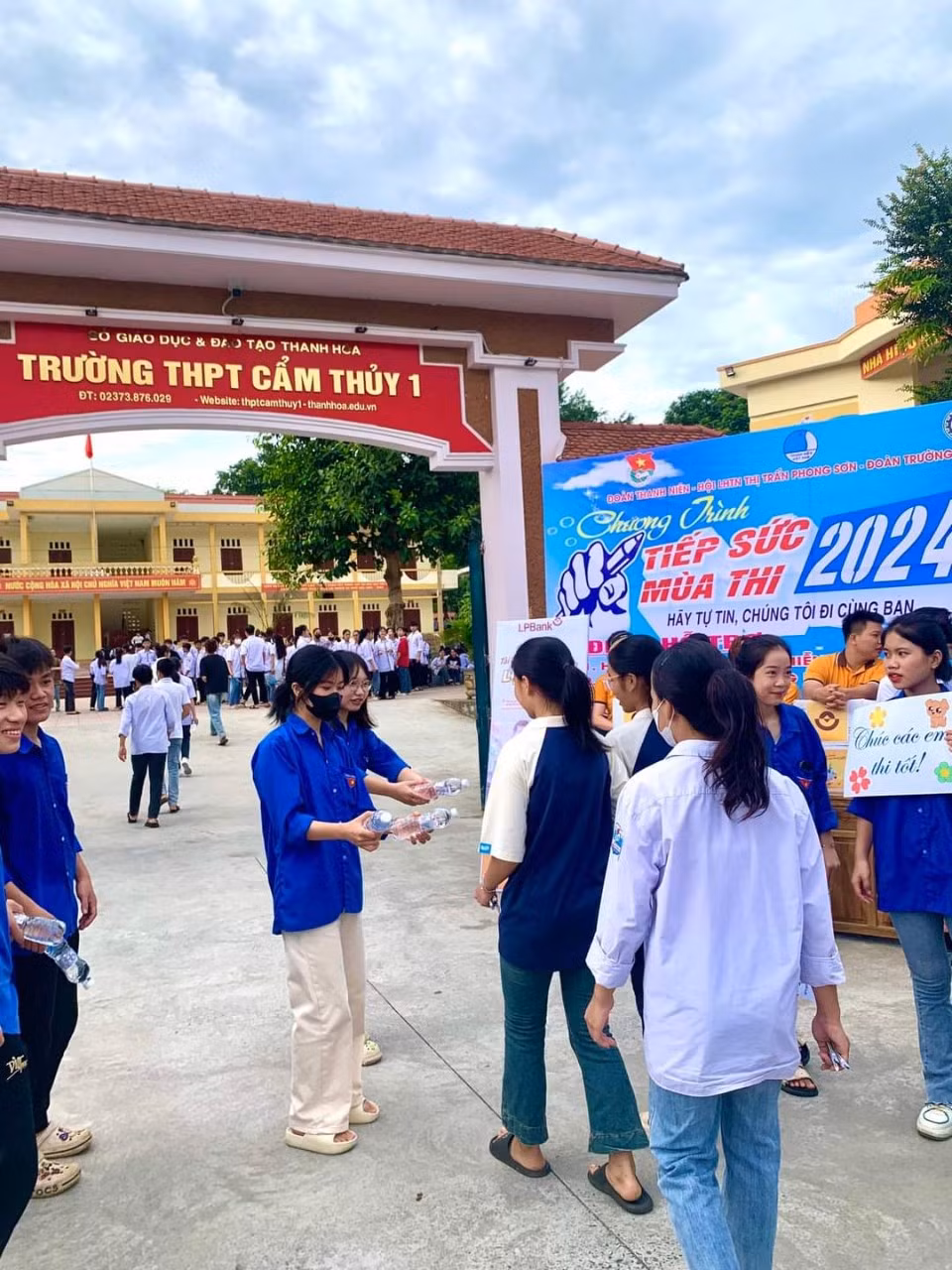 Thanh niên tình nguyện hỗ trợ nước uống cho các thí sinh Thanh niên tình nguyện hỗ trợ nước uống cho các thí sinh