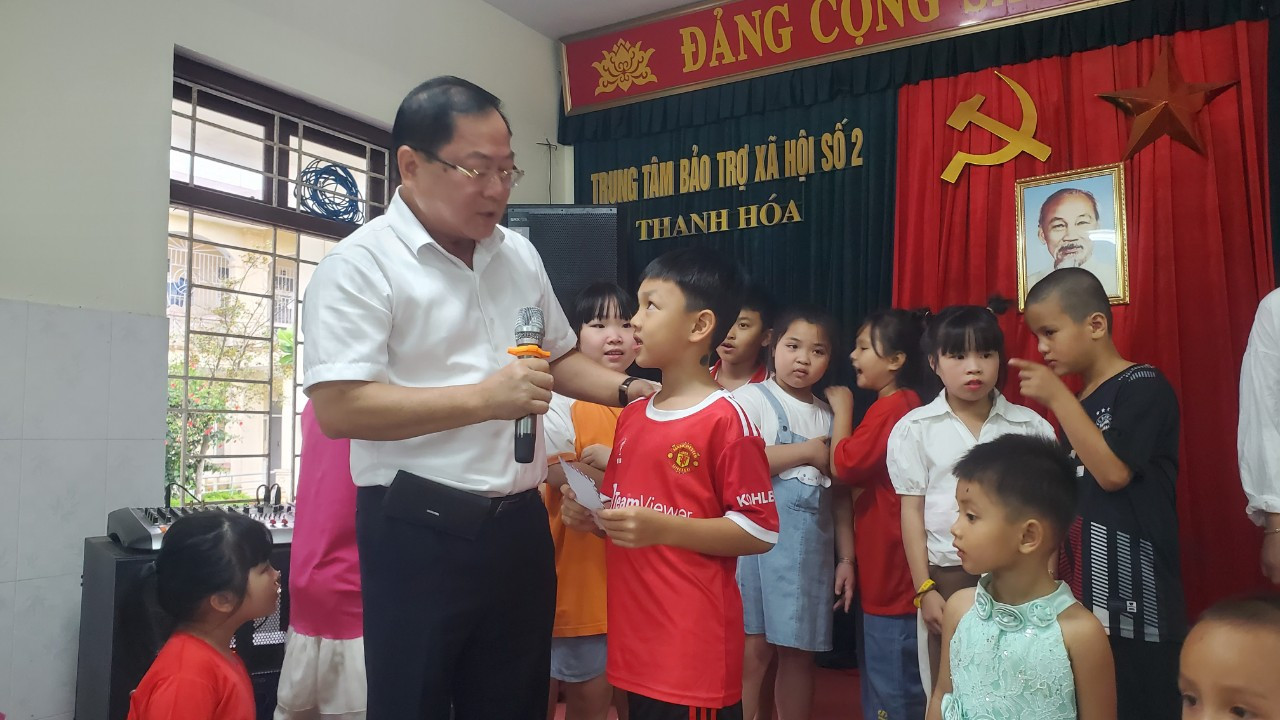 Ông Lê Xuân Sơn, Chủ tịch Hội đồng quản trị Trường Tiểu học - THCS- THPT Fansipan giao lưu với những học sinh dùng tiền thưởng, tiền tiết kiệm chia sẻ với trẻ em, người hoàn cảnh khó khăn tại Trung tâm bảo trợ số 2