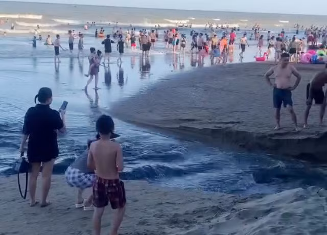 Dòng nước đen ngòm được người dân quay lại