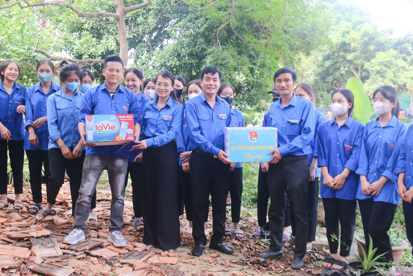 Tại xã Tân Trường, thị xã Nghi Sơn, anh Lê Văn Châu, Bí thư cùng đoàn công tác kiểm tra, thăm, tặng quà các đội hình thanh niên tình nguyện tham gia hỗ trợ dự án đường dây 500kV mạch 3.