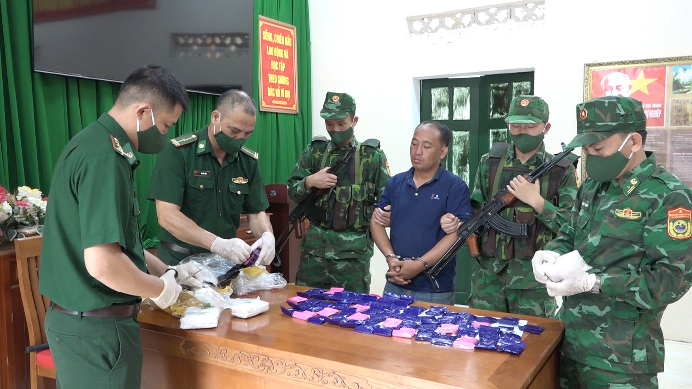 Lực lượng chức năng kiểm tra tang vật Lực lượng chức năng kiểm tra tang vật