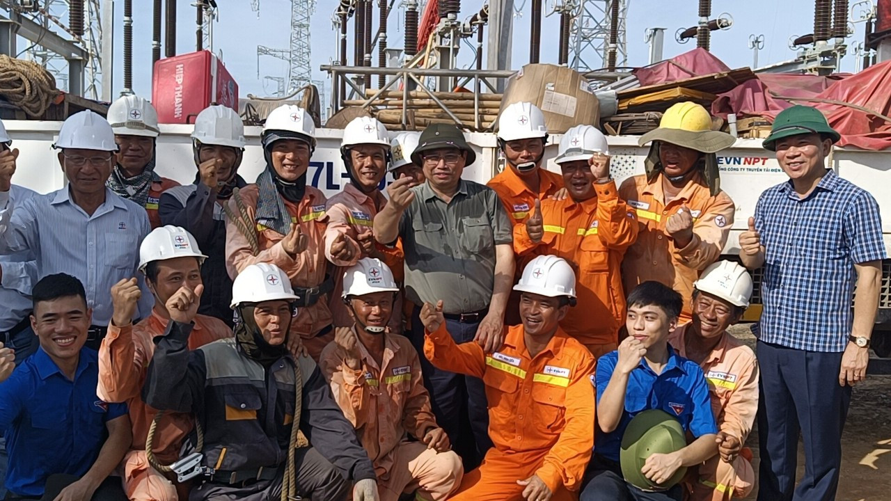 Thủ tướng cùng đoàn công tác chụp ảnh lưu niệm với lực lượng thi công trên công trường Thủ tướng cùng đoàn công tác chụp ảnh lưu niệm với lực lượng thi công trên công trường