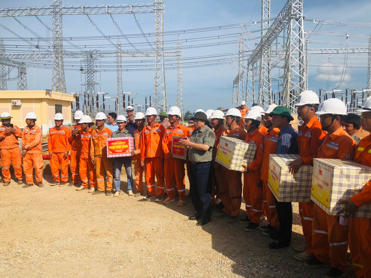 Thủ tướng Phạm Minh Chính tặng quà cho công nhân Thủ tướng Phạm Minh Chính tặng quà cho công nhân