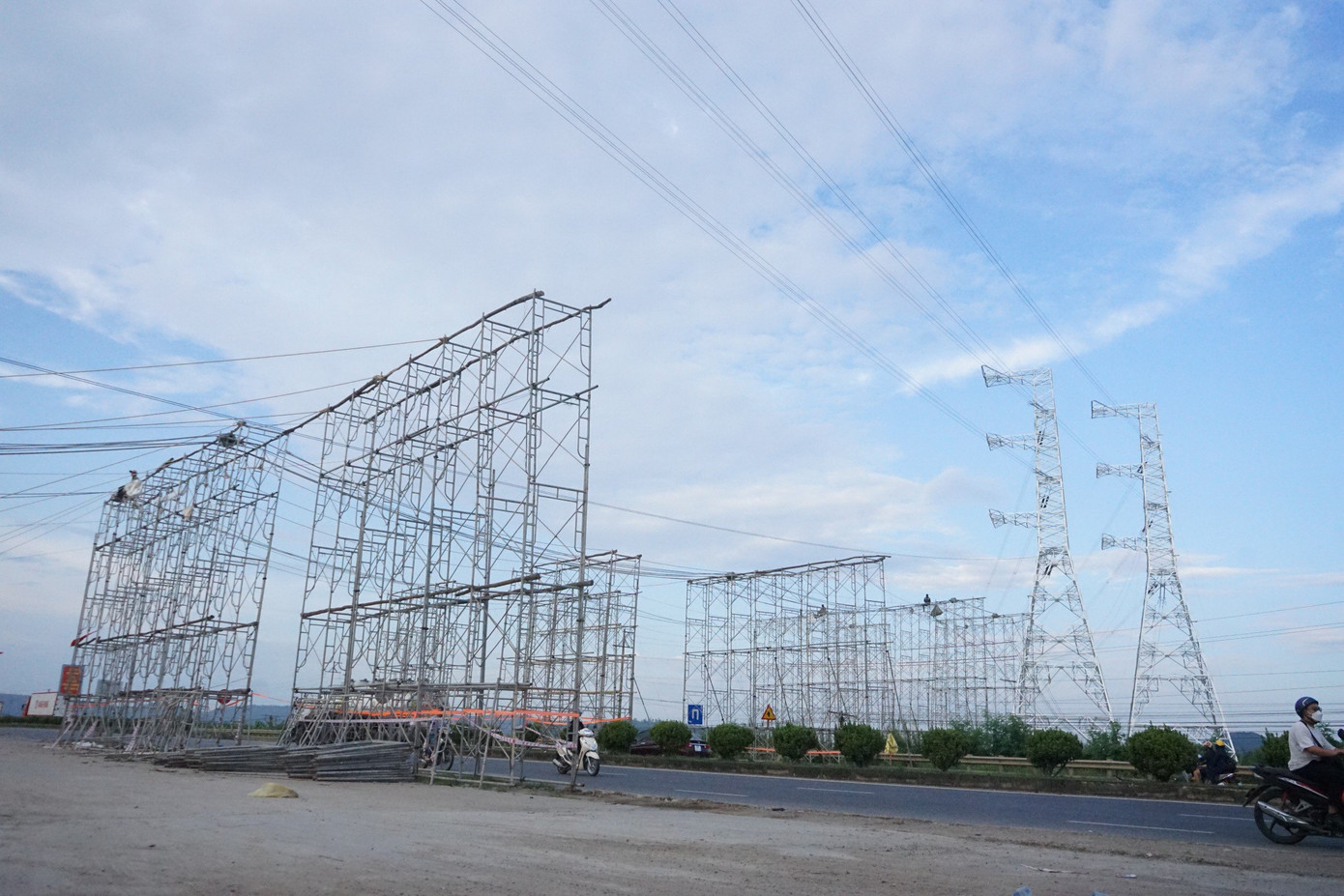 Thi công kéo đường dây tại xã Đại Lộc, huyện Hậu Lộc, Thanh Hoá