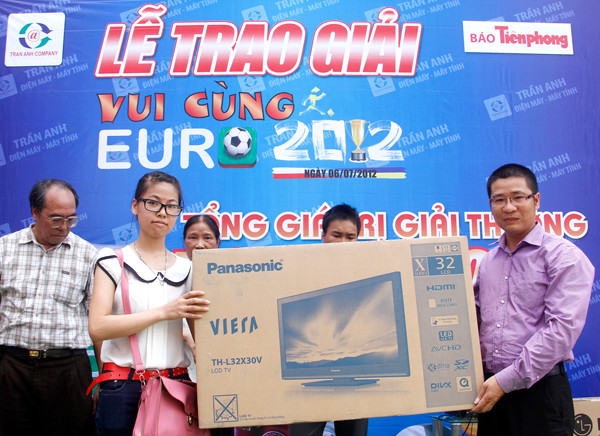 Giải nhất giai đoạn 1 thuộc về bạn Đặng Thị Huệ (bên trái ảnh)