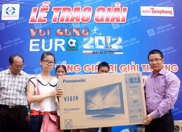 Giải nhất giai đoạn 1 thuộc về bạn Đặng Thị Huệ (bên trái ảnh). Giải nhất giai đoạn 1 thuộc về bạn Đặng Thị Huệ (bên trái ảnh)