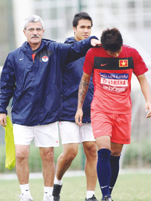 Người hâm mộ đang đợi phù thủy Clisto trổ tài. Ảnh: Khôi Ngô