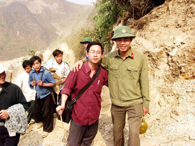 PV Minh Tuấn (người khoác túi) trên công trường thanh niên tình nguyện làm đường ở Tà Xi Láng năm 2004 (huyện Trạm Tấu, tỉnh Yên Bái). Ảnh: Hồng Vĩnh. PV Minh Tuấn (người khoác túi) trên công trường thanh niên tình nguyện làm đường ở Tà Xi Láng năm 2004 (huyện Trạm Tấu, tỉnh Yên Bái). Ảnh: Hồng Vĩnh