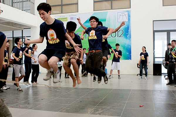 Trong ngày hội này, học sinh trường Ams cũng đã cho thấy một góc khác vể những cô cậu vốn nổi tiếng nhiều thành tích, tỷ lệ đi du học cao. Đó là con trai cũng biết nhảy dây