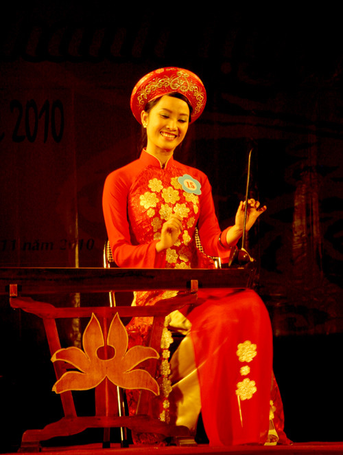 Khán phòng có lúc lặng đi với tiết mục độc tấu đàn bầu