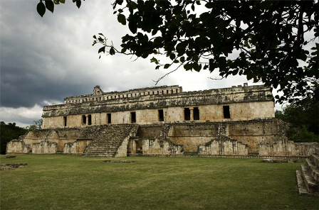 Uxmal là cũng là một thành phố cổ thuộc nền văn minh Maya thời kỳ cổ điển, nằm trên bán đảo Yucatan, Mexico. Theo ngôn ngữ Maya, Uxmal tên có nghĩa là 