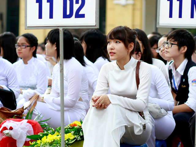 Nữ sinh khóa trên lại duyên dáng với tà áo dài