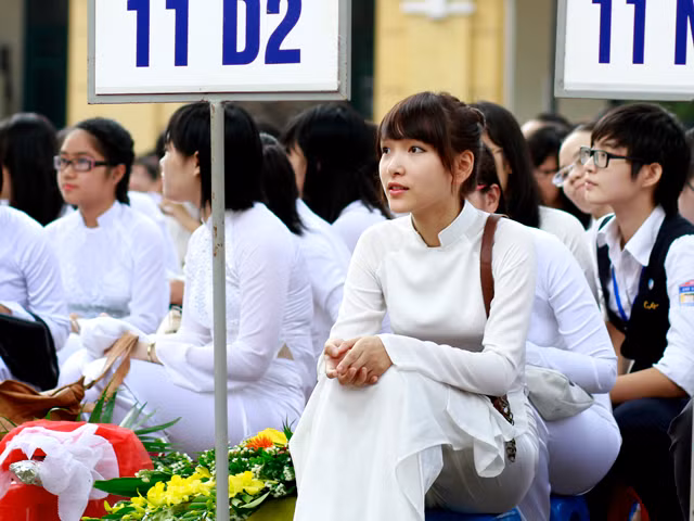 Nữ sinh khóa trên lại duyên dáng với tà áo dài