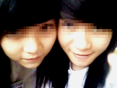 T. (bên phải) cùng bạn học ngày chưa bị đánh ghen vô cớ