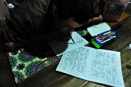 Trong thôn người người, nhà nhà biết chuyện đều cảm phục tinh thần nghị lực thầy giáo ngồi xe lăn, viết chữ bằng miệng dạy học sinh