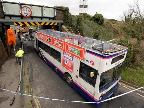 Toàn bộ trần của chiếc xe buýt hai tầng bị lột sạch khi nó đâm vào một chiếc cầu ở Hampshire (Anh). Ảnh: Simon Czapp/Solent News