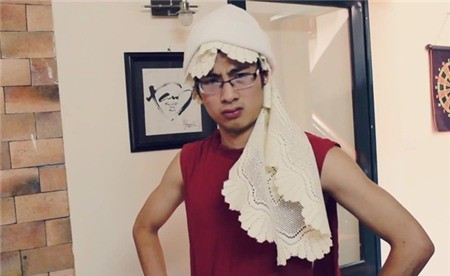 Nổi tiếng trên mạng với những clip dí dỏm, hài hước nhưng không kém phần châm biếm, sâu cay như Fan cuồng Kpop, Chuyện độc thân, Chém gió tiếng Anh, Anh hùng bàn phím... Trần Đức Việt (JVevermind) được mọi người yêu mến. Bài viết: http://news.zing.vn/Ba-Tung-xep-thu-2-trong-top-tu-khoa-hot-nhat-gioi-tre-2013-post378696.html#category Nguồn Zing News 