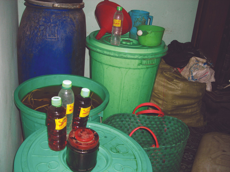 Tràn lan rượu tự chế đầy độc chất. Ảnh L.N