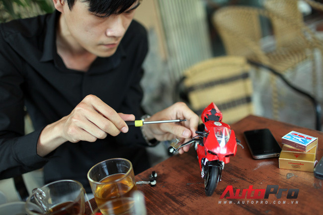 Long đang tháo lắp các chi tiết trên xe 