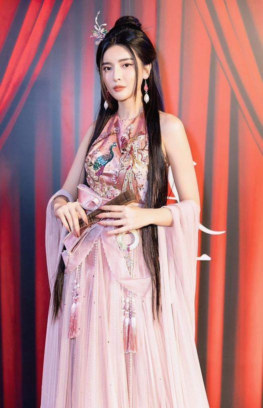 Cao Thái Hà nhận nhiều lời chê khi đóng cảnh nóng trong phim "Kiều"