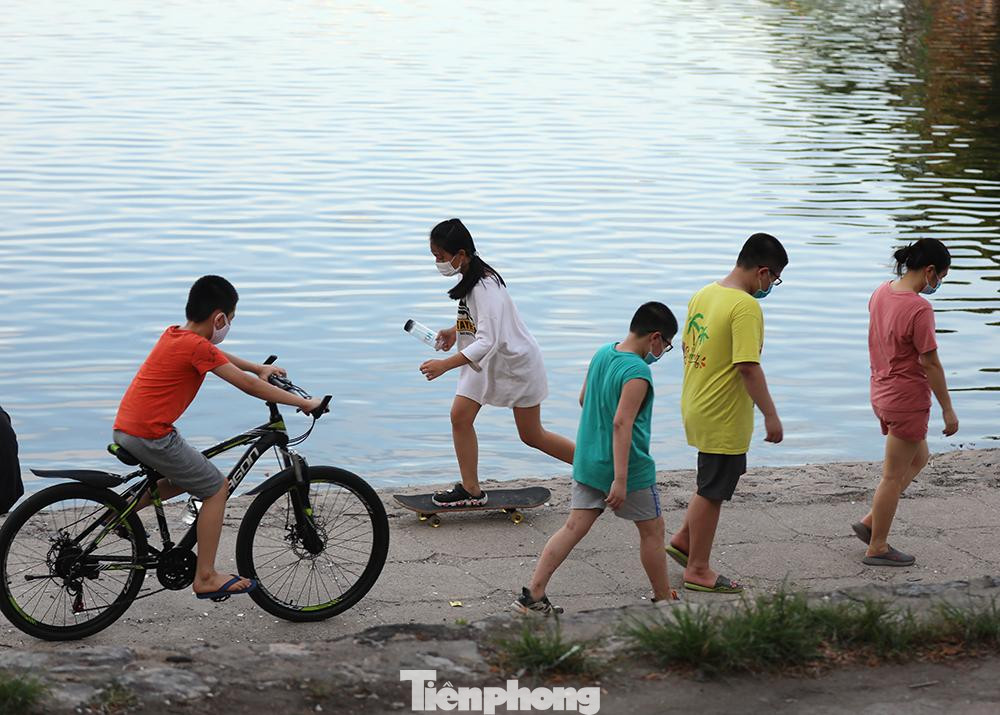Cả người lớn lẫn trẻ em tập thể dục quanh hồ rất đông mà không nghĩ đến dịch COVID-19 đang rình rập