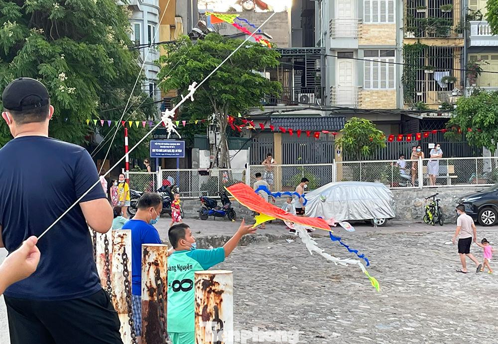 Từ khi có quy định tạm dừng các hoạt động tập thể dục, thể thao, các sự kiện tập trung đông người tại khu vực công cộng, vườn hoa, công viên, các cơ quan chức năng trên địa bàn Hà Nội đã tiến hành thông báo, tuyên truyền đến người dân và xử phạt rất nghiêm những trường hợp cố tình vi phạm